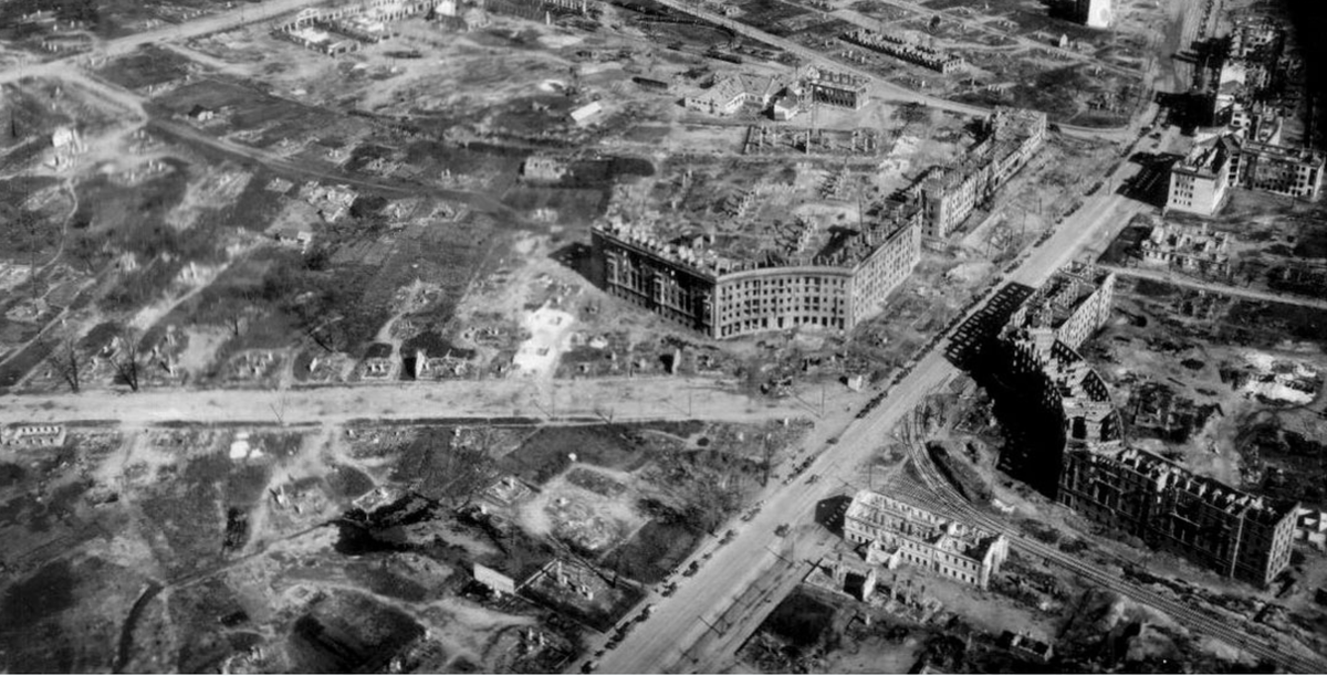 Немецкое фото Минска. Город уже подрасчищен. Помедли война и на день агрессии город не взяли бы. В крайнем случае, в его районе развернулось бы сражение. 