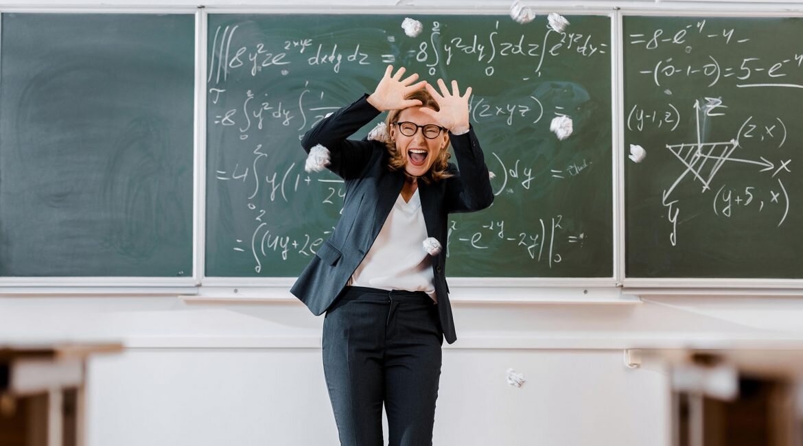 Недовольный учитель. Очень слабый учитель. Учитель плохая учителя. Строгая учительница и ученик. Учитель плохая учителя.