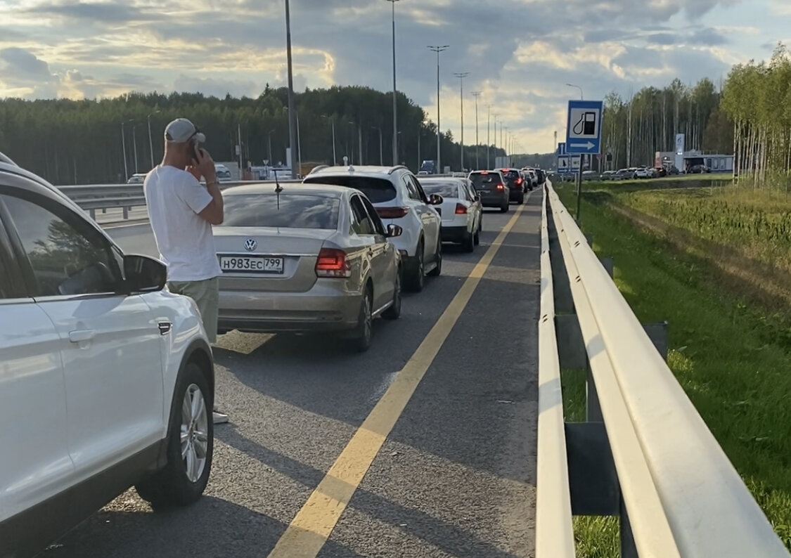 Очередь на заправку на подъезде к Питеру. Ехать оставалось меньше часа