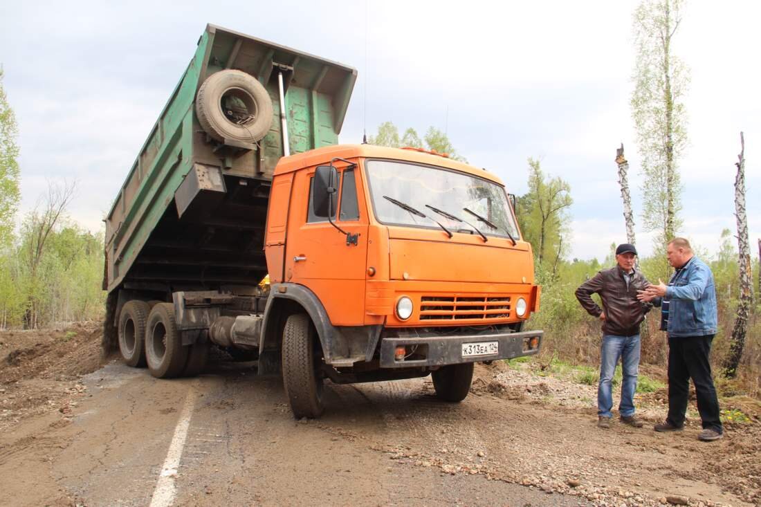 Главный инженер Василий Гатилов (слева) и гендиректор Олег Лихоузов на месте устройства временного проезда