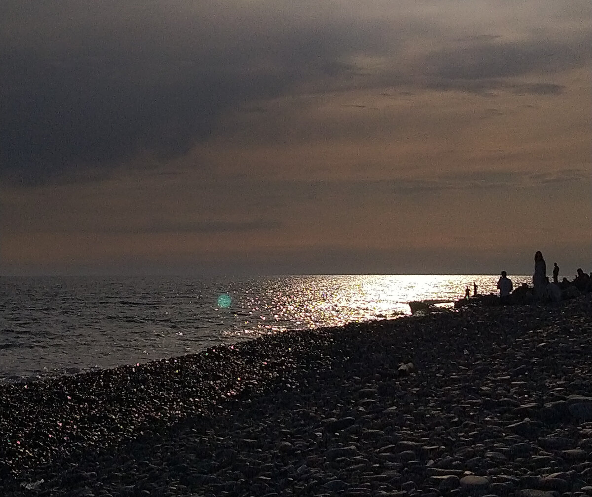 Море, люди, ночь.