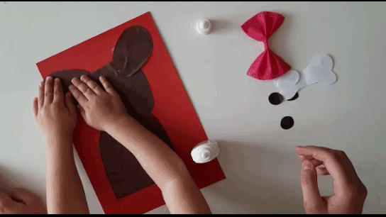 Приклеим уши к голове (на первом изображении уши расположены по- другому, малыш решил немного изменить их положение🙂). Размещаем косточку.