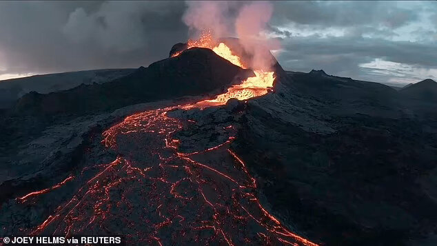 Невероятные кадры показывают, как дрон сгорает в лаве, вытекающей из вулкана в Исландии