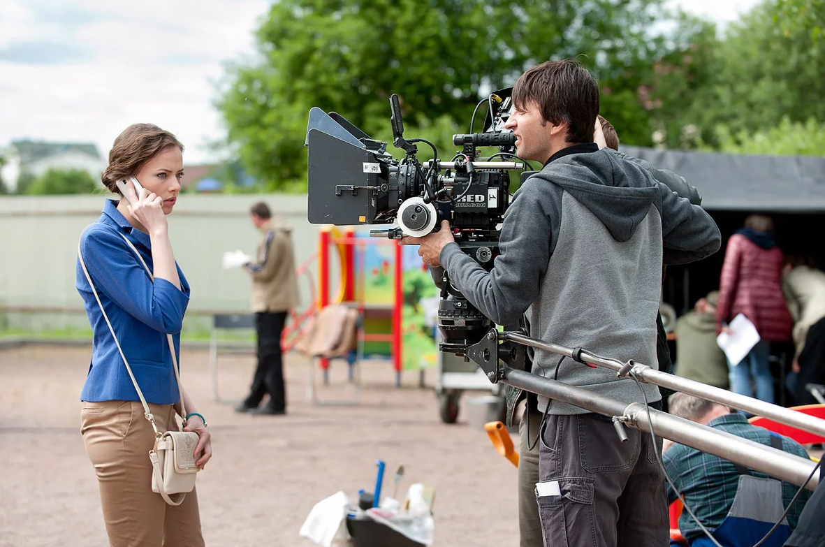 Корабль сериал 2 сезон 2 серия. Кто снимается под. Алексей воробьев сокровища озера кабан. Актер на съемочной площадке. Ход королевы сериал.