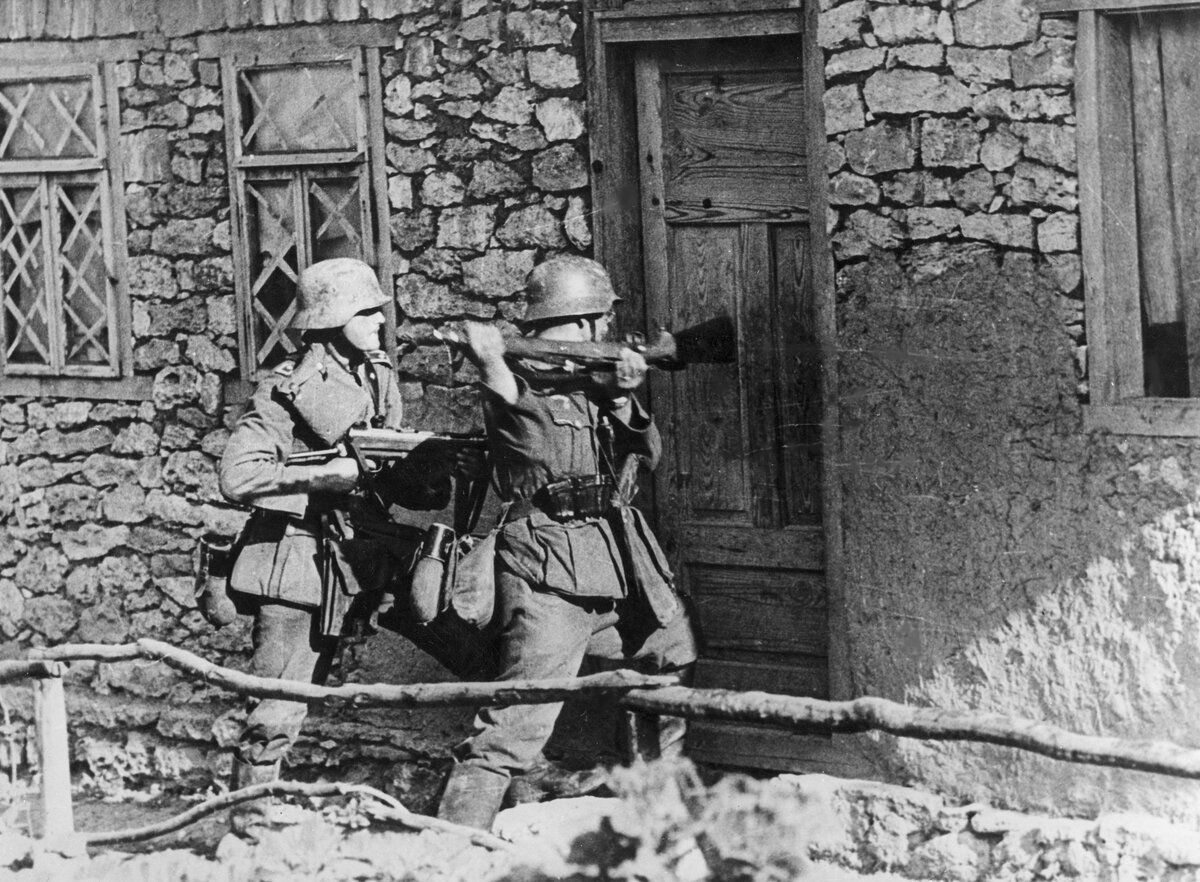 Немцы выламывают дверь дома во время боёв за Смоленск. 15 июля 1941 года. Из фондов Национального цифрового архива (Польша)