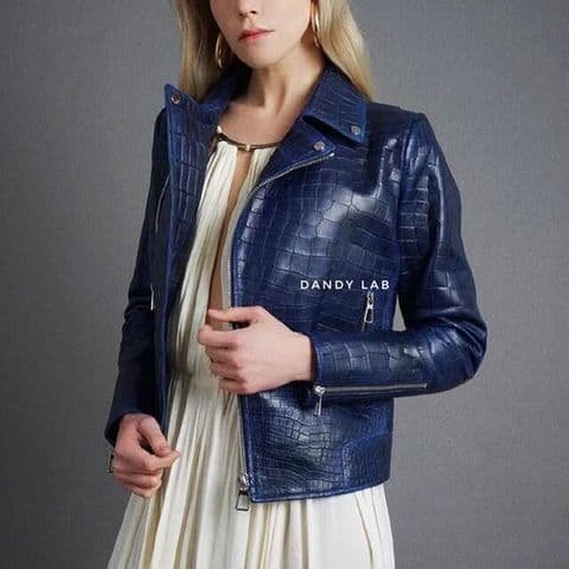 Женская куртка из натуральной крокодиловой кожи синего цвета на молнии