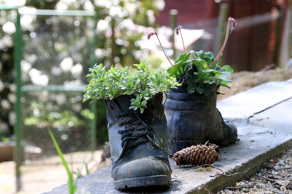 без сожаления нужно выбрасывать старую обувь и одежду из дома