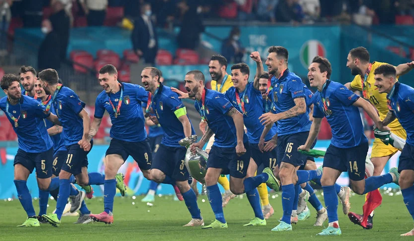Сборная Италии с кубком Евро 2020
