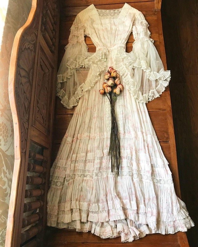 Источник: https://www.reddit.com/r/Antiques/comments/fhx1pg/i_snagged_this_edwardian_dress_yesterday_its_just/