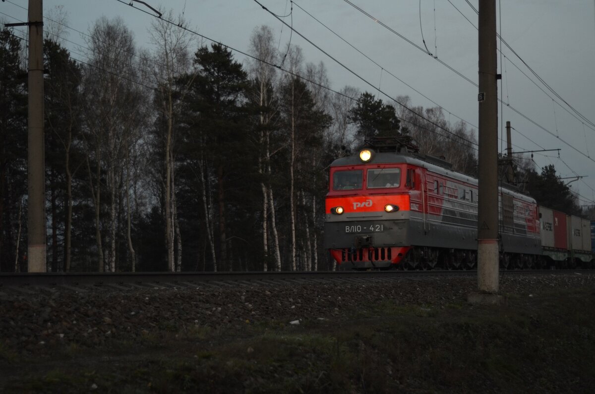 ВЛ10 в ранних сумерках октября следует в сторону ст. Куровская. Октябрь 2019