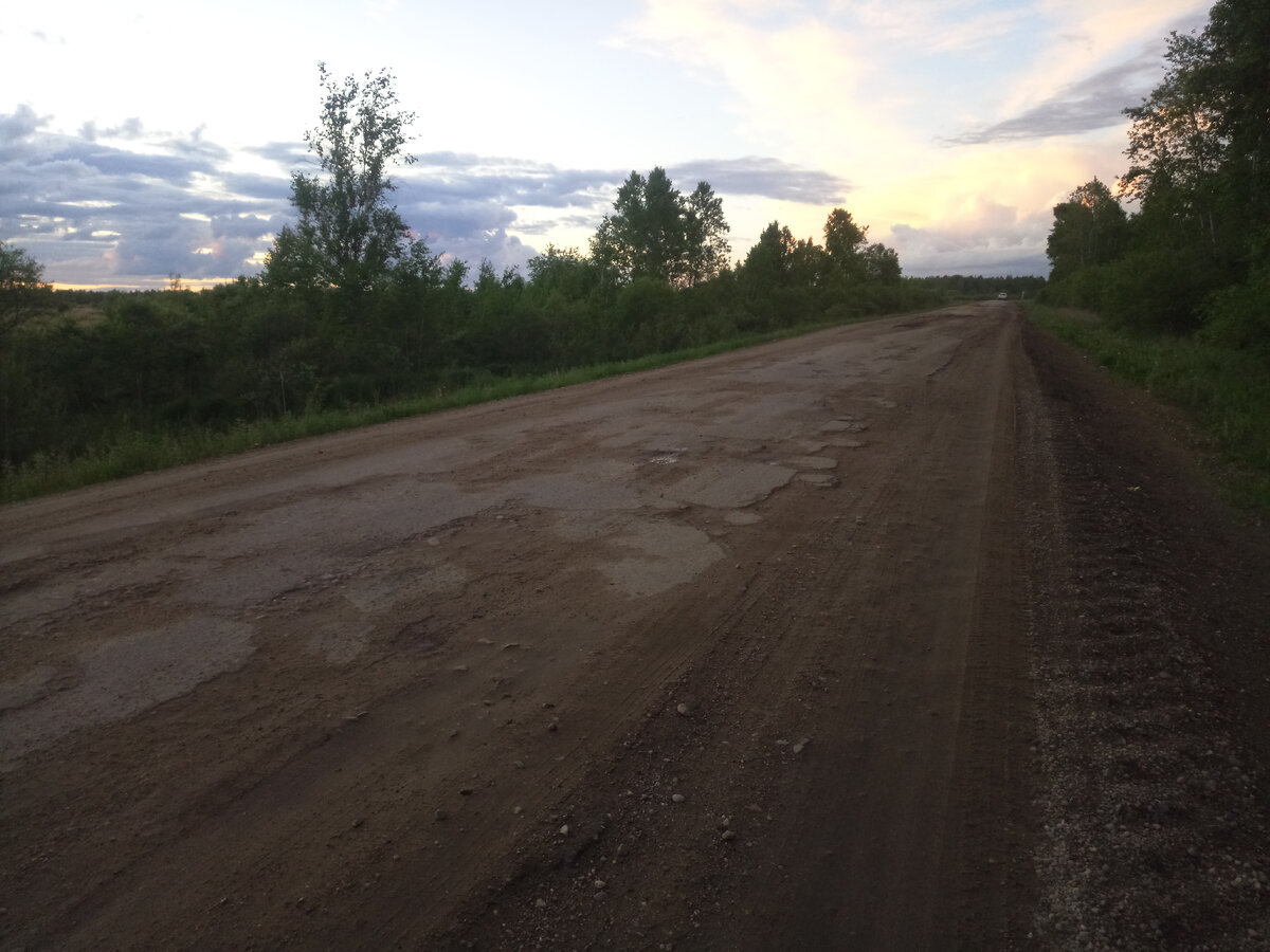 Этот же участок после подсыпания песочком. Ехать быстро (более 50 км) по такой дороге невозможно — яма на яме