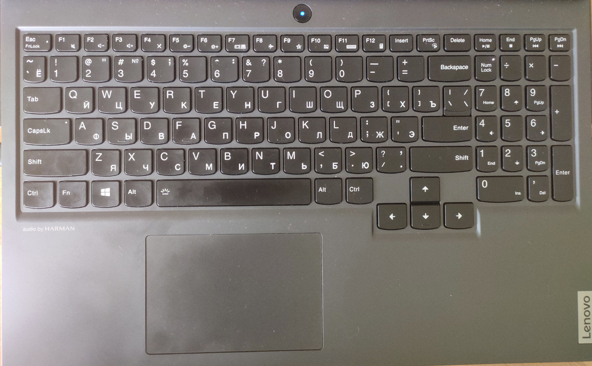 Клавиатура ноута с нормальными стрелками. И home end тоже есть, хоть и расположение не очень удобное. Фото автора.