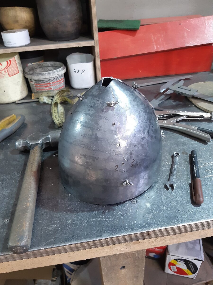 Подогнанные вместе сегменты скрепляются специальными зажимами.