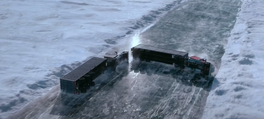 Невероятные трюки на 33-тонных грузовиках, полностью гружёных спасательным оборудованием (кадр из официального трейлера "Ледяной драйв")