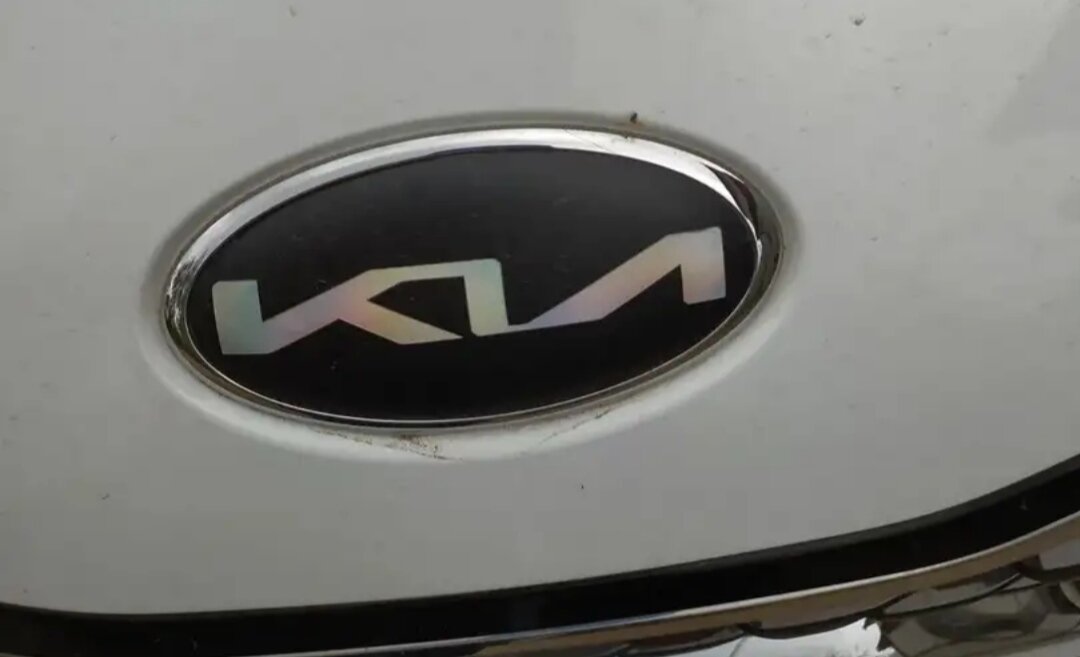 Новая эмблема пятого поколения Kia Sportage  /2021