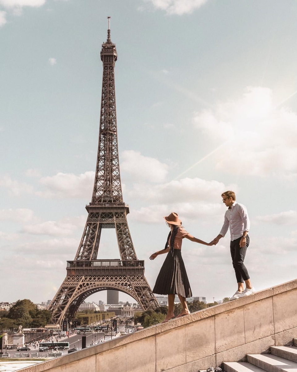 Влюбленные и башня. Площадь Этуаль Париж. Париж Эйфелева башня любовь. Франция романтика. Париж романтика.