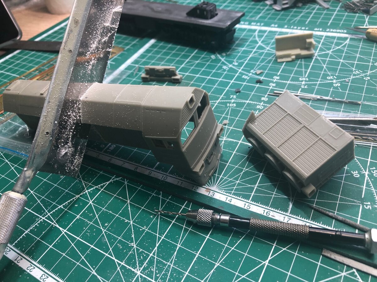 Начало работ, кузов из состава кита Бражника безжалостно пилится