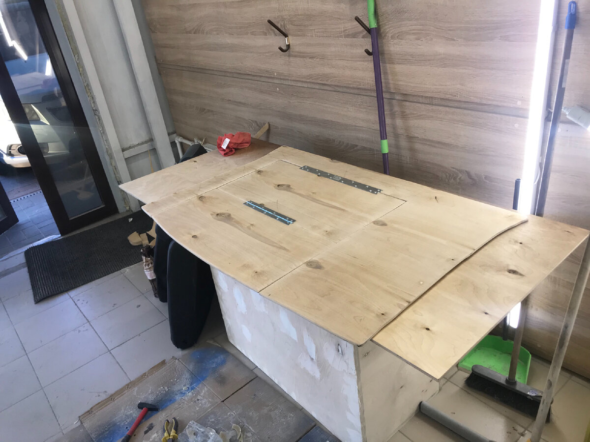 2 секции очень удобно (1. доставать мелочи, 2. запасное колесо удобно вынимать)