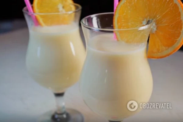 Украшаем коктейль кусочками апельсина