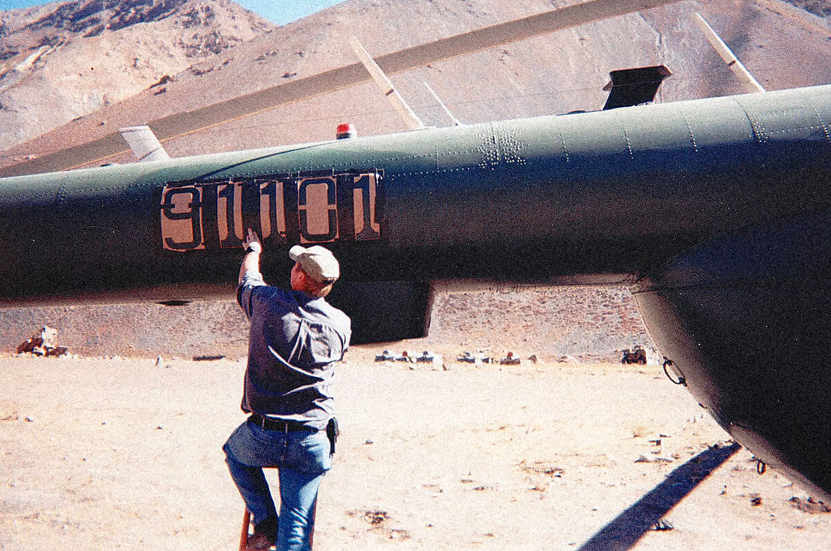 Оперативник ЦРУ наносит на Ми-171 надпись 91101 в память о терактах 11 сентября.