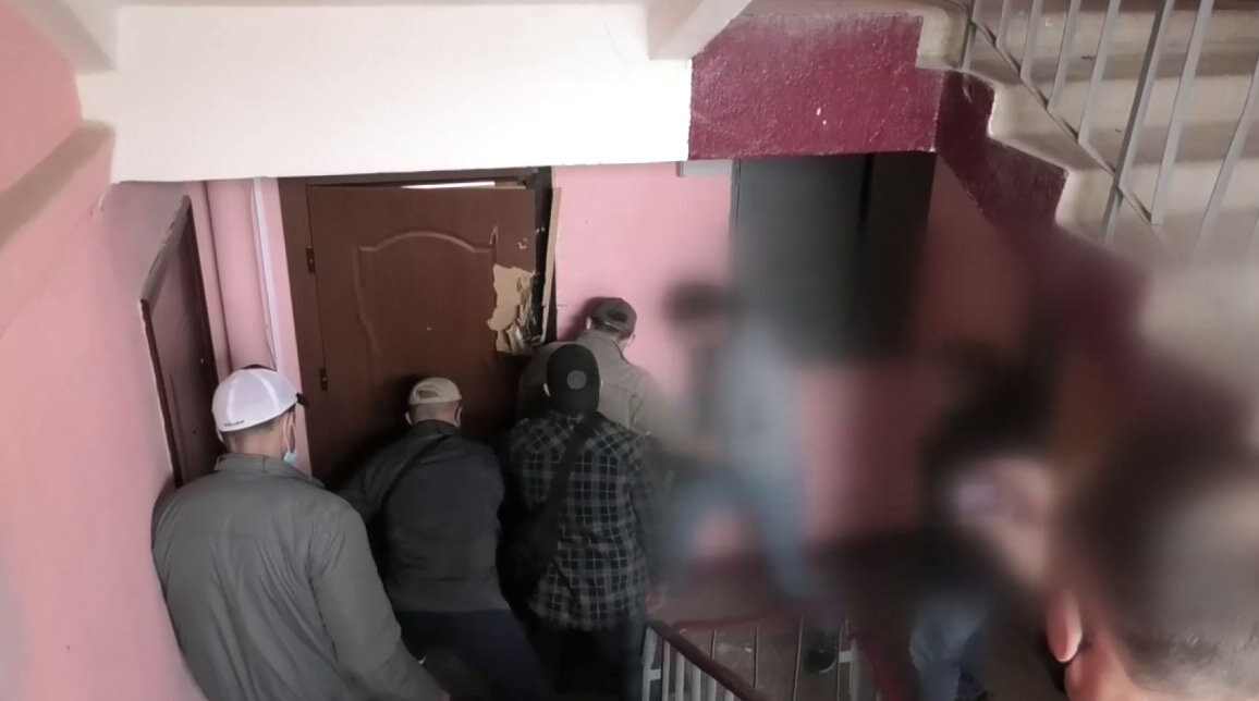 Сотрудники КГБ ломают дверь в квартиру