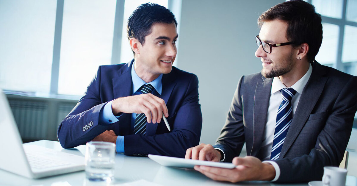 бизнесмены. мужчина с кейсом. бизнесмен инвестор. переговоры. занятый бизнесмен.