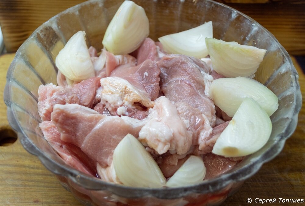 Заготовки мяса и лука