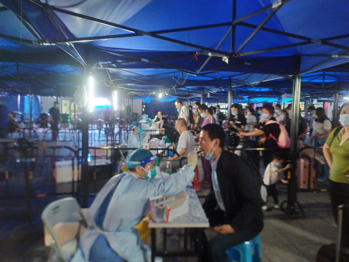 Массовое недобровольное тестирование пассажиров прибывшего поезда в КНР