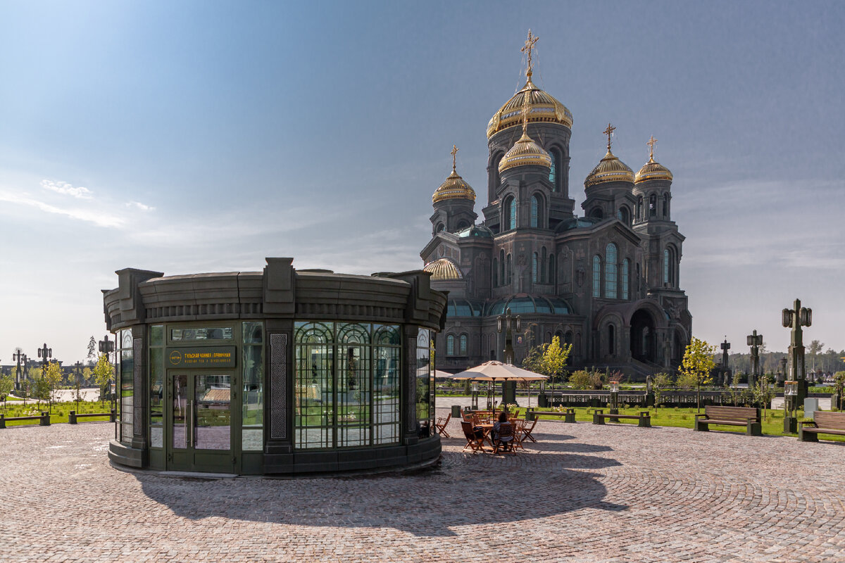 Вид на павильон на фоне храма. Фото: Евгения Муравьева