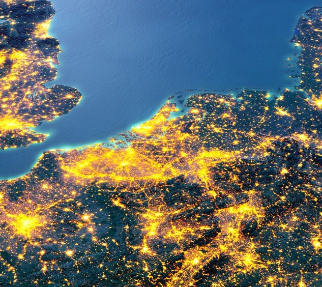 Тысячи огоньков из Земных окошек провожают души тех, кто уже никогда не включит их сам...