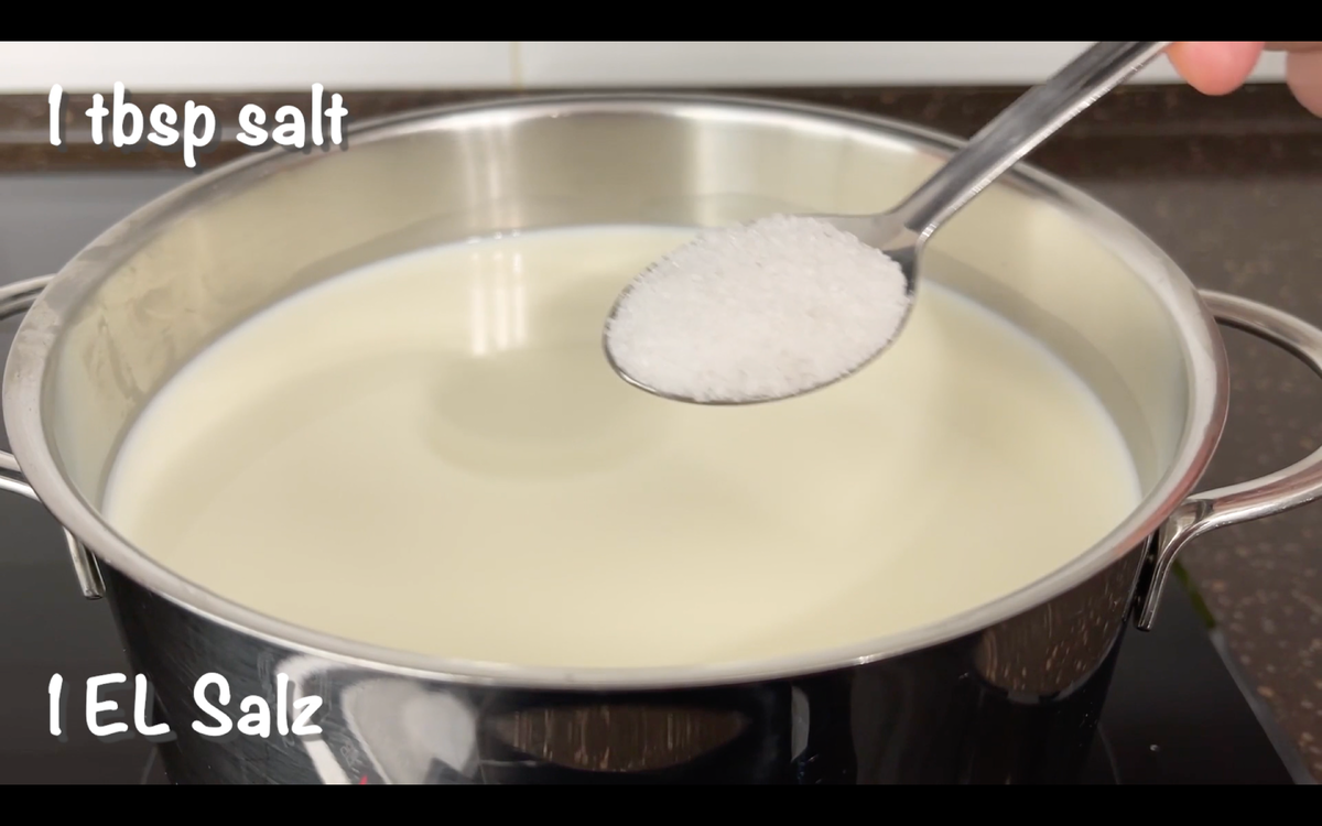 В кастрюлю налить молоко, добавить соль и вскипятить.