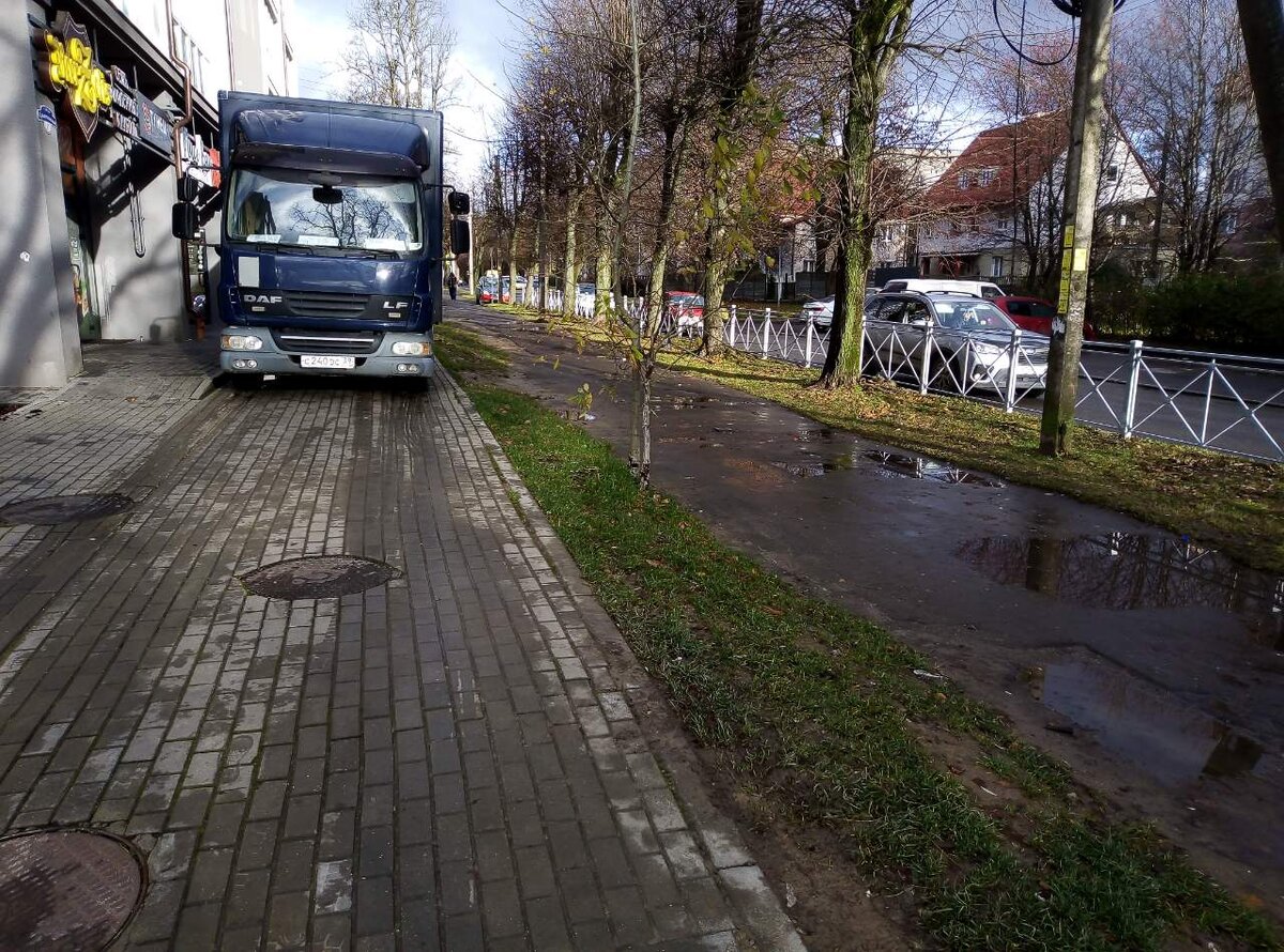 Справа на фото