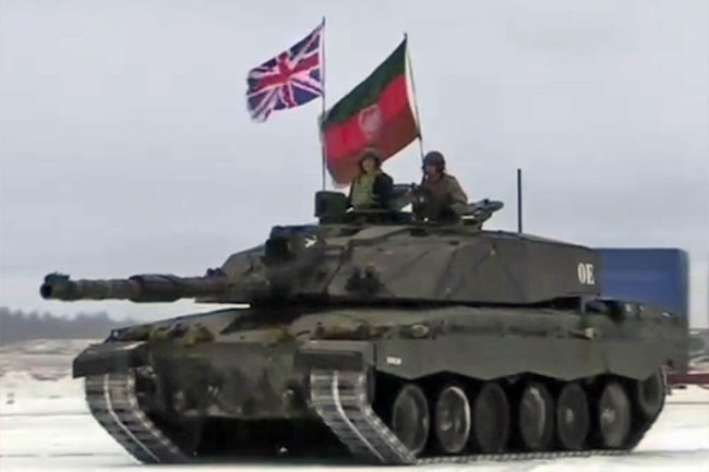 Элизабет Трасс в\на танке. Фото- Яндекс. Картинки.