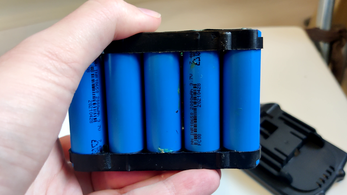 Батарея состоит из 10 банок 18650 ёмкостью по 2000мАч каждая