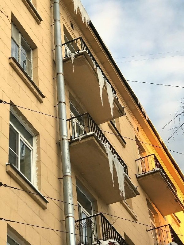 Сосульки на доме по Новочеркасскому проспекту Петербурга. Источник: ТГ-канал "Протестный Петербург"