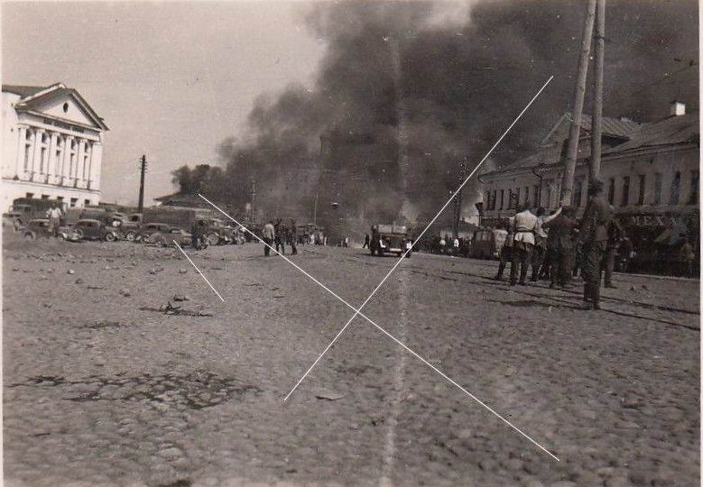 Тот самый пожар на торговой площади в Пскове. Между 10 и 15 июля 1941-го. Теперь понятно почему туда прилетело от "красных соколов", видно огромное скопление немецкой техники. Слева Дом офицеров - бывшее Дворянское собрание.