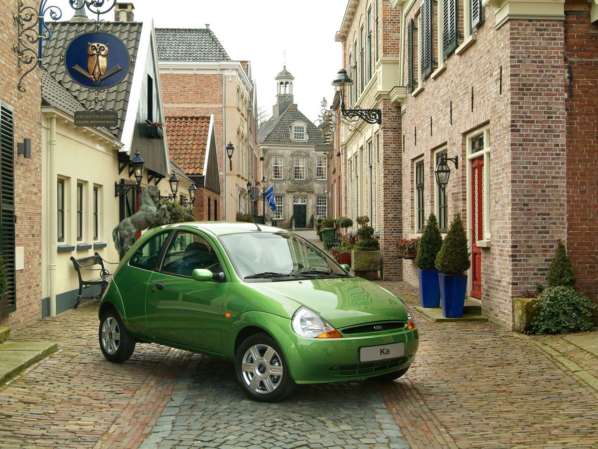 На европейских улочках можно встретить много маленьких автомобилей