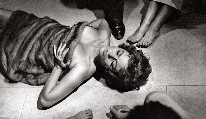 кадр из фильма "Сладкая жизнь" Федерико Феллини