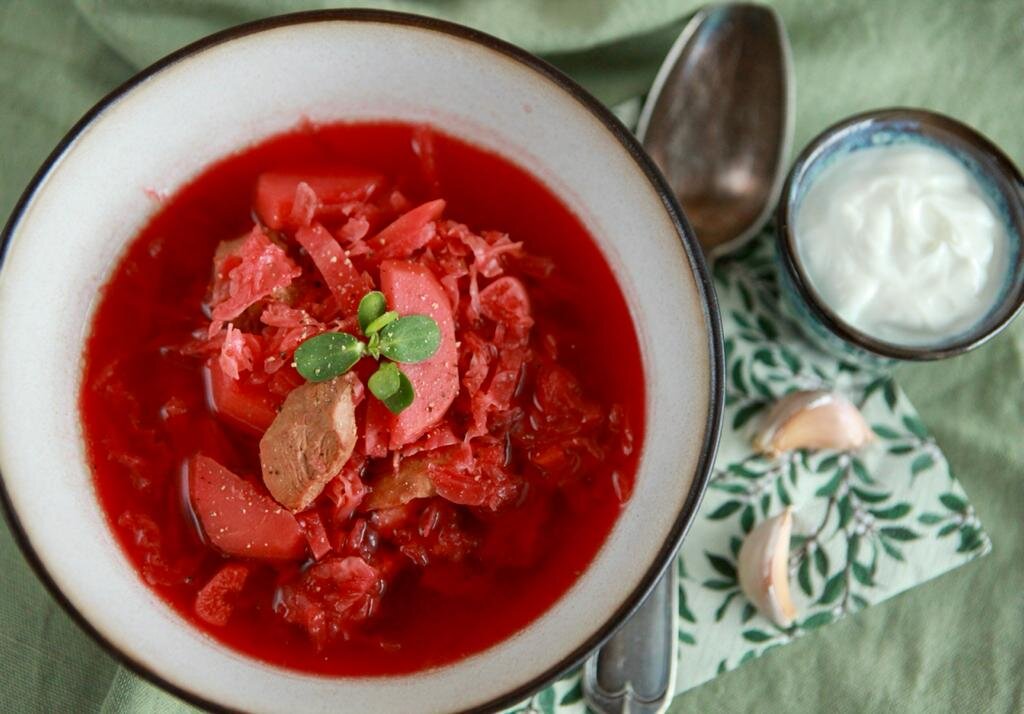 "Ненастоящий" борщ от Даши Третьяковой: с савойской капустой и уткой. Экспериментирую со ссылкой на рецепт прямо здесь: https://www.gastronom.ru/recipe/54297/nenastoyashchij-borshch-s-savojskoj-kapustoj-i-utkoj
