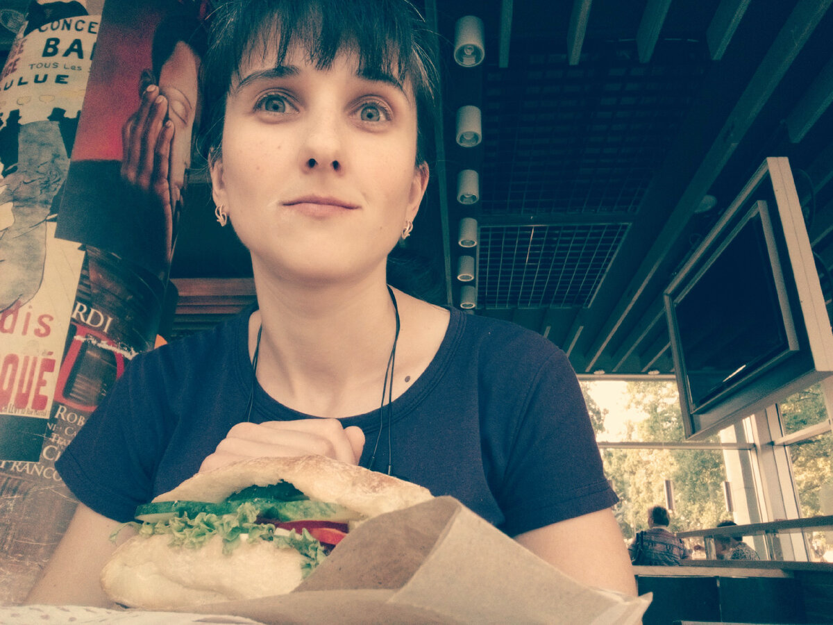 И такое бывает. Заказала хот-дог. Но очень редко. 