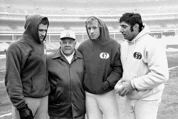 Спортсмены школы в толстовках (1972г.)