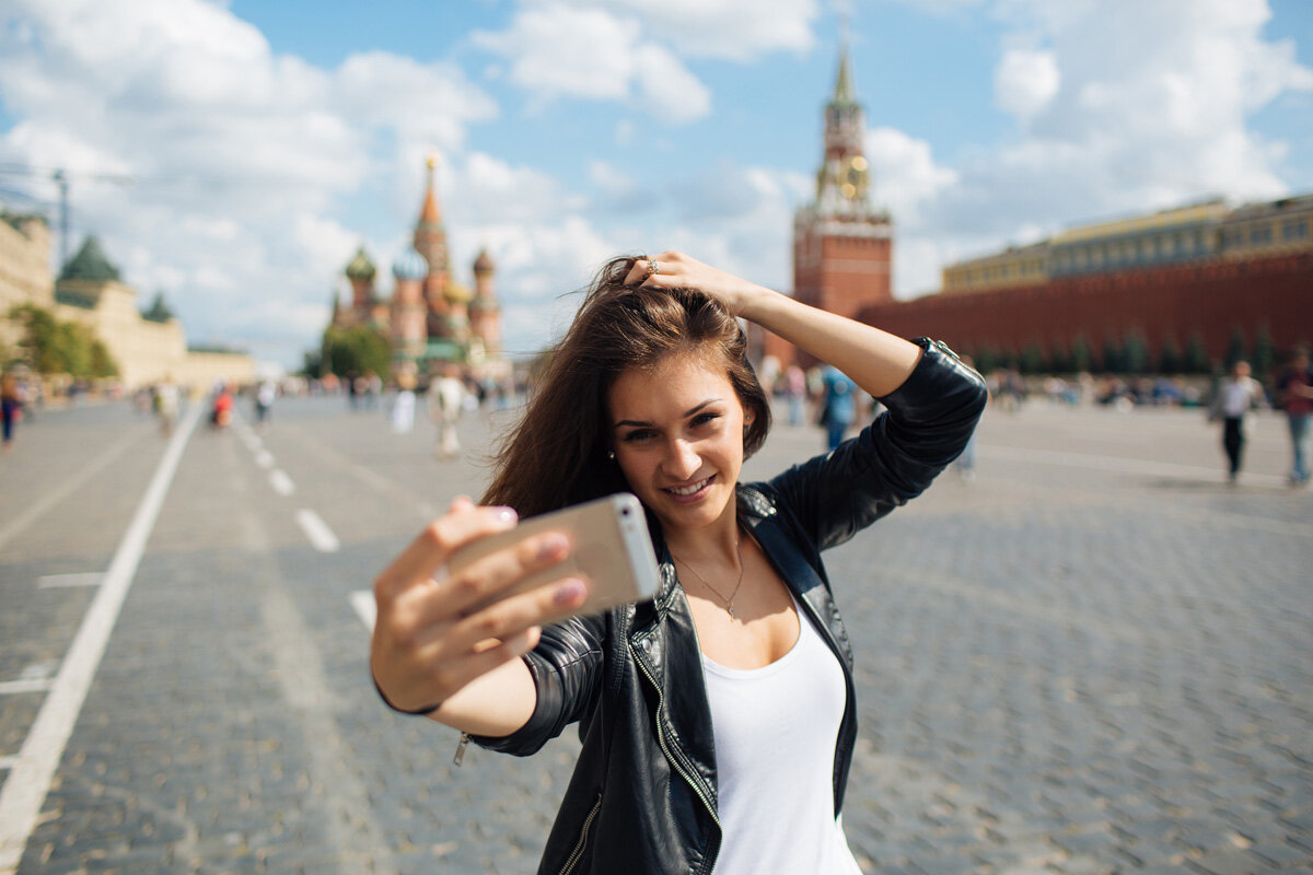 Номера бесплатных девушек москва. Девушки Москвы. Селфи на красной площади. Селфи в городе. Кремль селфи.