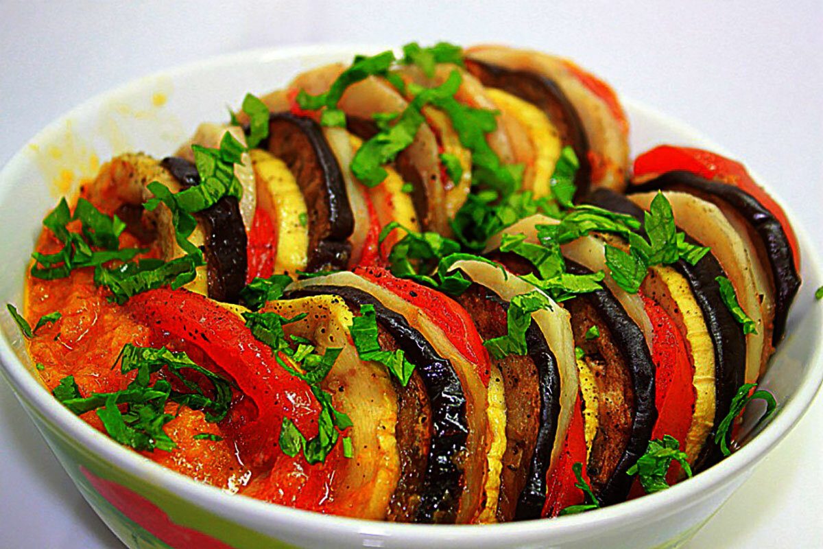 Тушёные кабачки с баклажанами и помидорами на сковороде: рецепт - Лайфхакер