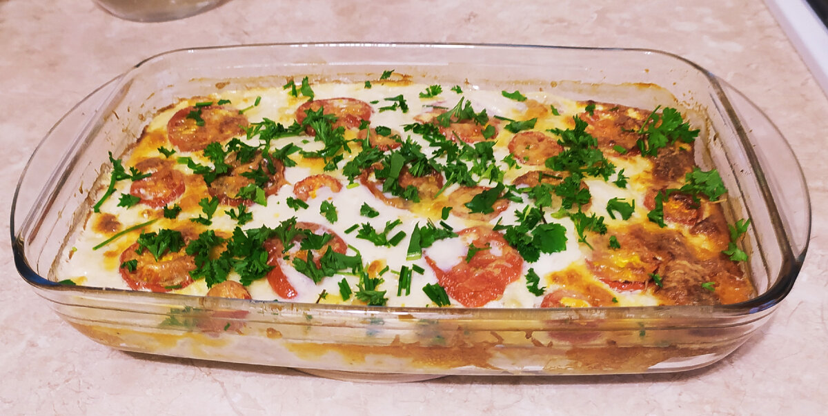 Куриное филе в яично-сметанном соусе с помидорами, зеленью и сыром