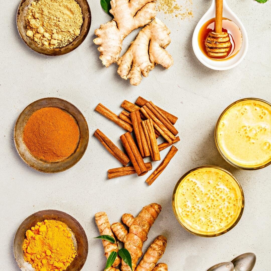 куркума имбирь лимон. мед корица куркума. мед корица куркума кориандр имбирь. напиток куркума имбирь корица. имбирный чай с пряностями.