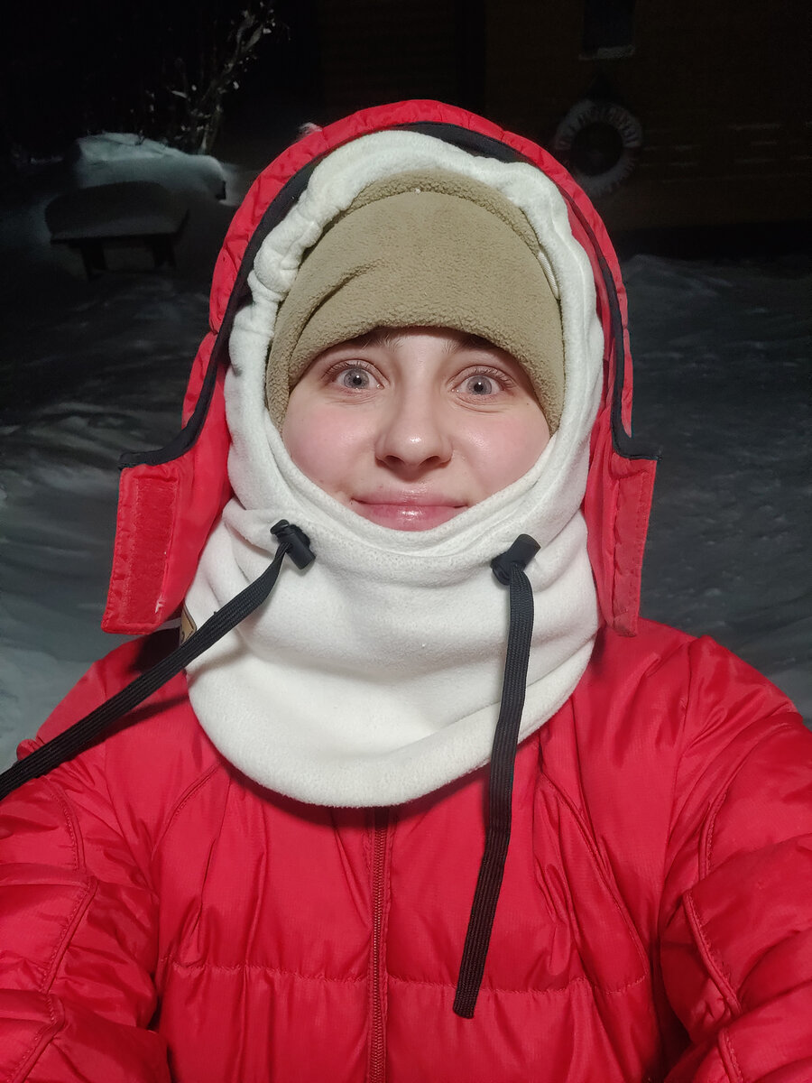 На голове – две флисовые шапки, иначе продувает лоб