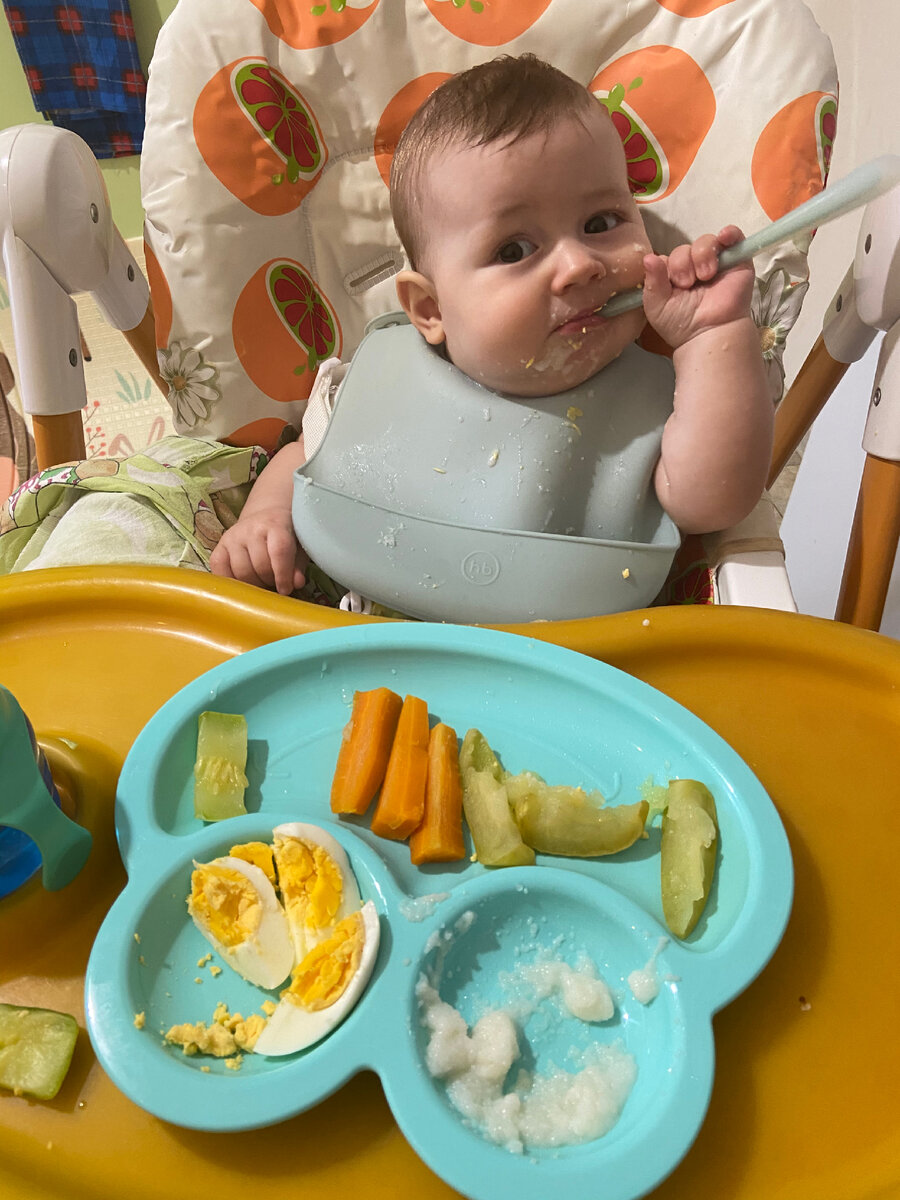 Тут Толе 7 месяцев и он ест кусочками и старается есть самостоятельно.