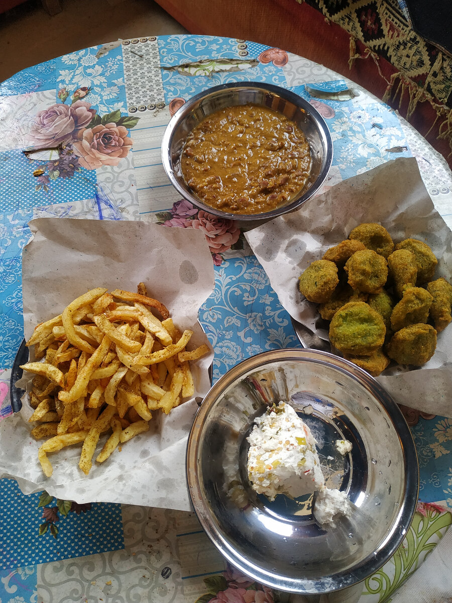 Простой завтрак простого египтянина. Фуль, фалафель, сыр