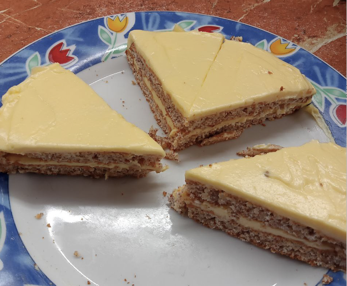 Это то, что осталось от моего "красавца" миндального торта через пять минут после чаепития. Фото автора