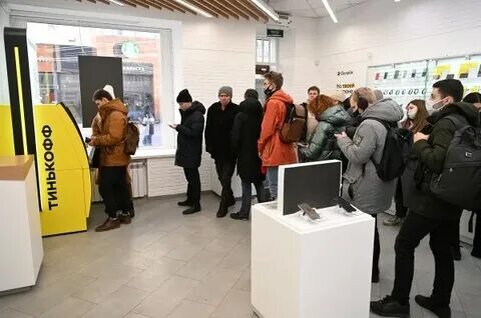 Простой народ в очереди к банкомату